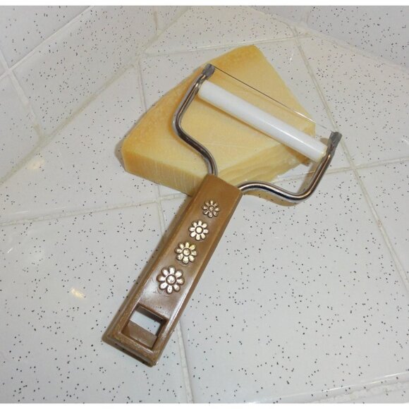 Vintage Travco Cheese Slicer Brown Handle with Flowers 1960s mcm retro - Picture 1 of 10